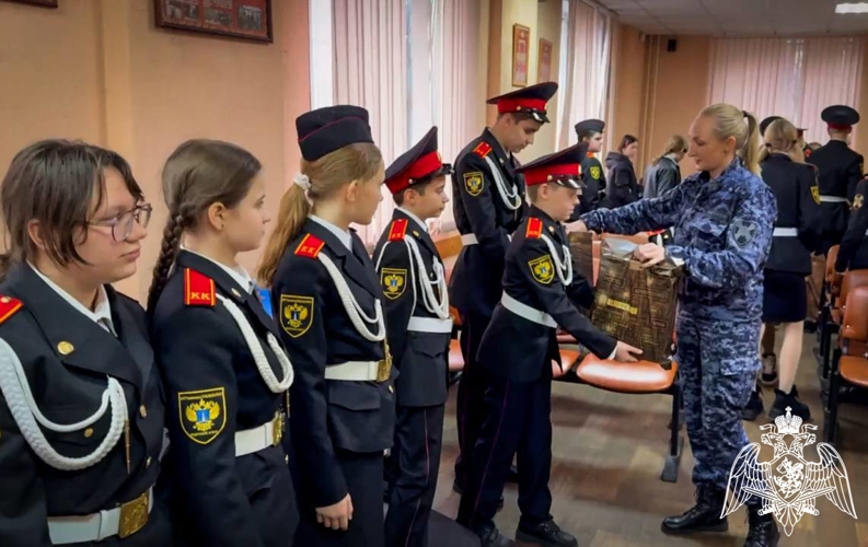 Росгвардейцы организовали День открытых дверей для кадетов в Подмосковье