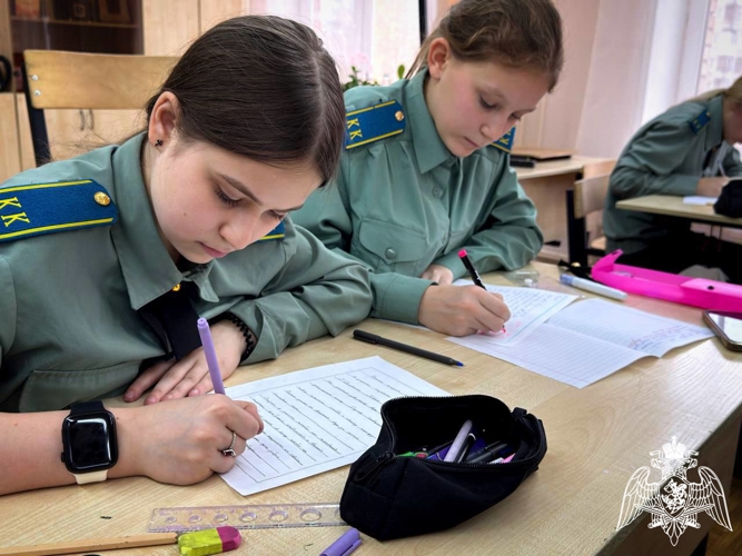 Кадеты Раменского «Гвардейского класса» отправили письма участникам специальной военной операции в рамках акции «Письмо на передовую: Дорогой солдат!»