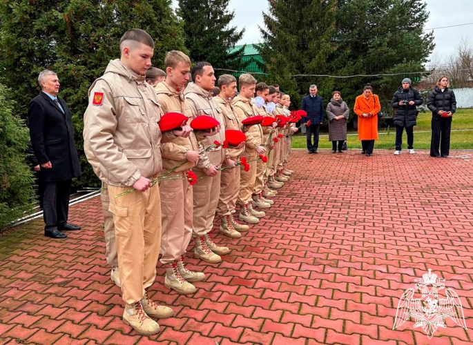 Сотрудники Росгвардии организовали экскурсию для юнармейцев в Подмосковье