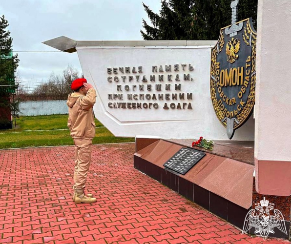 Сотрудники Росгвардии организовали экскурсию для юнармейцев в Подмосковье