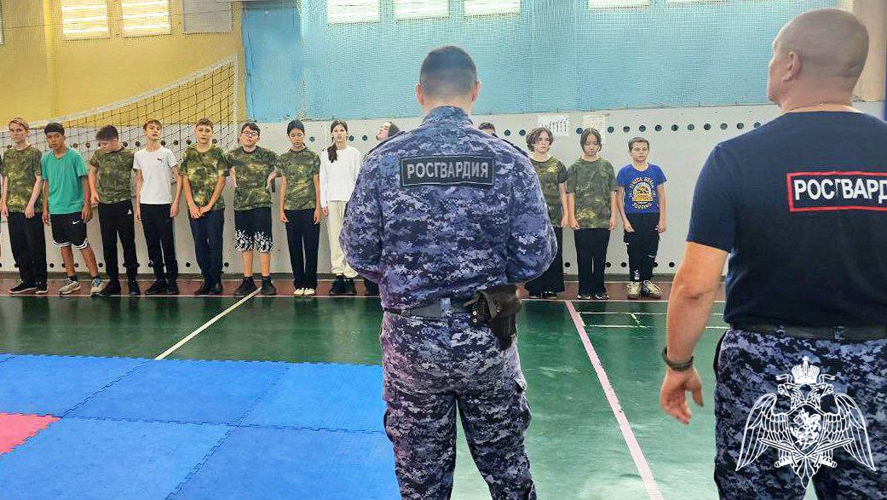 Росгвардейцы провели урок самообороны для школьников в Подмосковье
