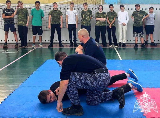 Росгвардейцы провели урок самообороны для школьников в Подмосковье