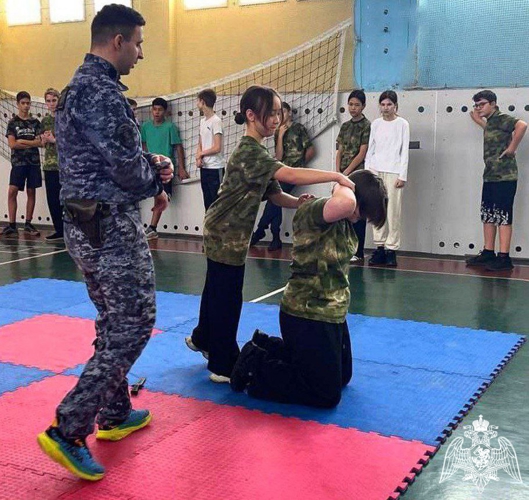 Росгвардейцы провели урок самообороны для школьников в Подмосковье