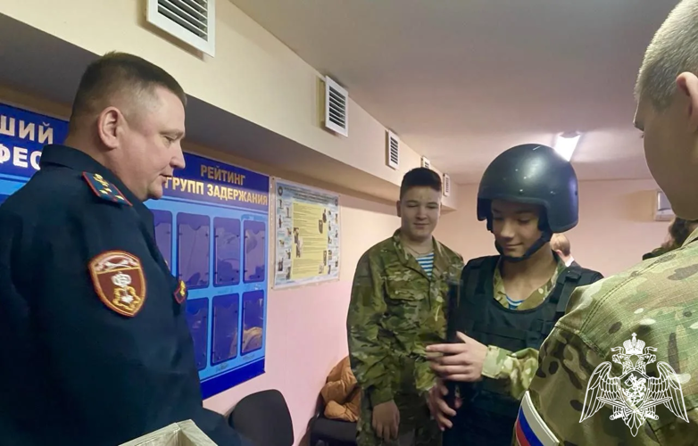 Росгвардейцы организовали День открытых дверей для школьников Подмосковья