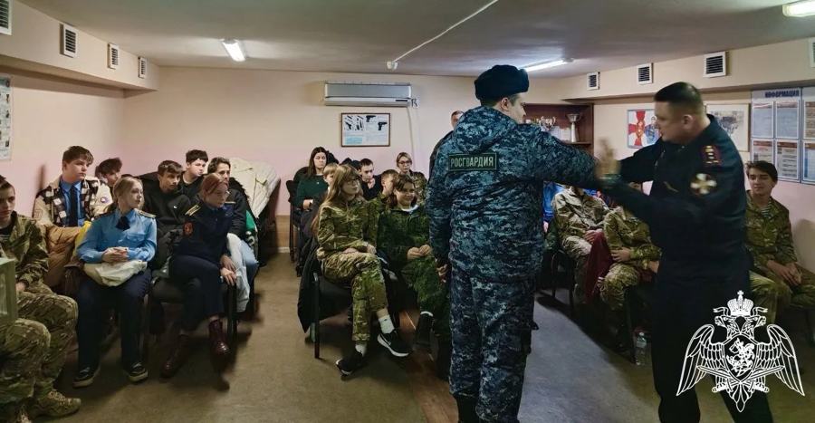 Росгвардейцы организовали День открытых дверей для школьников Подмосковья