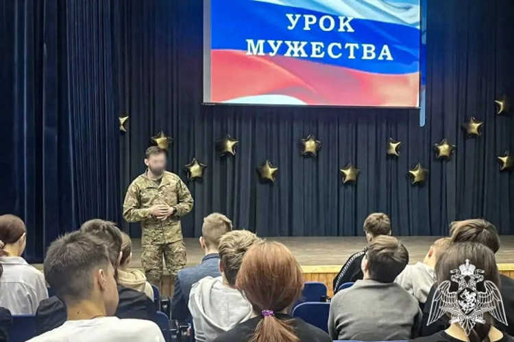 Офицер спецподразделения Росгвардии провёл патриотическое мероприятие для школьников в Подмосковье