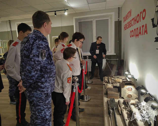 В Подмосковье росгвардейцы организовали экскурсию в музей для кадетов подшефного класса (Видео)