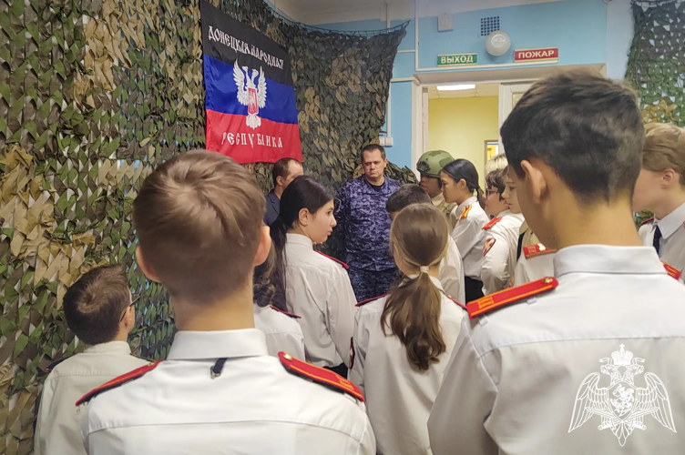 В Подмосковье росгвардейцы организовали экскурсию в музей для кадетов подшефного класса (Видео)