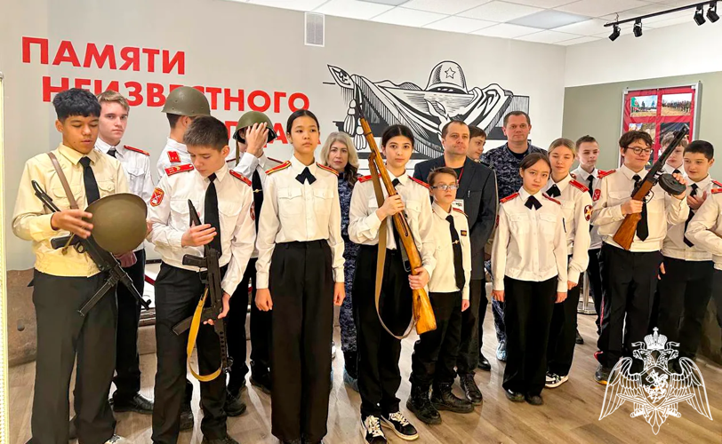 В Подмосковье росгвардейцы организовали экскурсию в музей для кадетов подшефного класса (Видео)