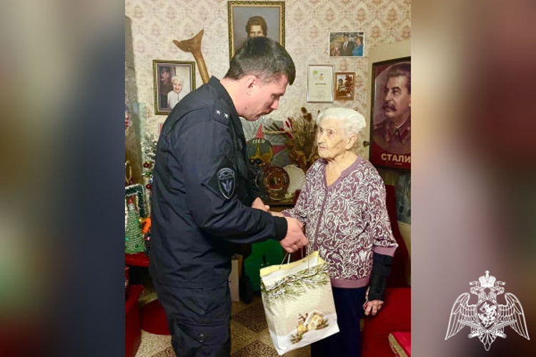 Сотрудники спецподразделения подмосковного главка Росгвардии поздравили ветеранов Великой Отечественной войны с наступающим Новым годом