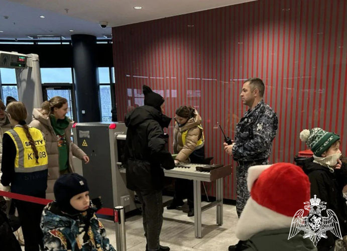 Сотрудники подмосковного главка Росгвардии обеспечили правопорядок во время проведения новогоднего шоу