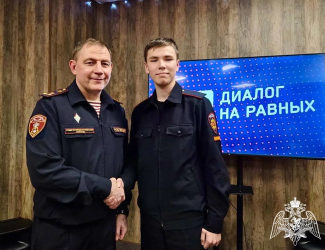 В День Конституции офицер Росгвардии провёл патриотическое мероприятие для школьников (видео)