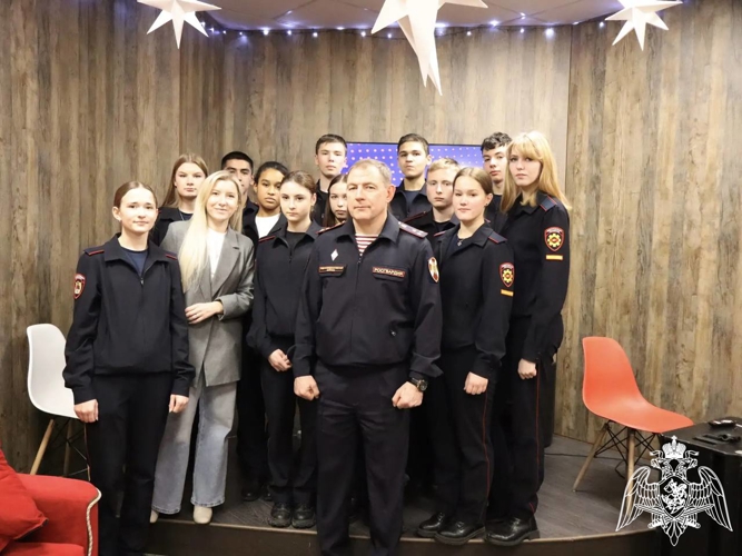 В День Конституции офицер Росгвардии провёл патриотическое мероприятие для школьников (видео)