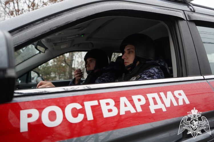 Росгвардейцы пресекли кражу одежды из гипермаркета в Подмосковье (видео)
