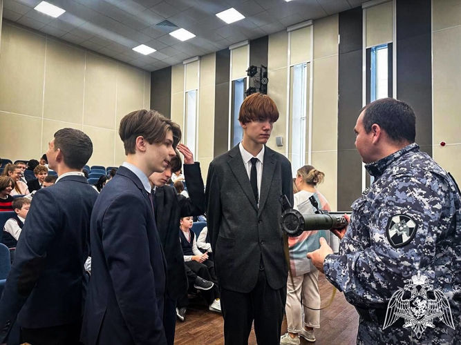 Росгвардейцы провели урок мужества, посвящённый Дню неизвестного солдата