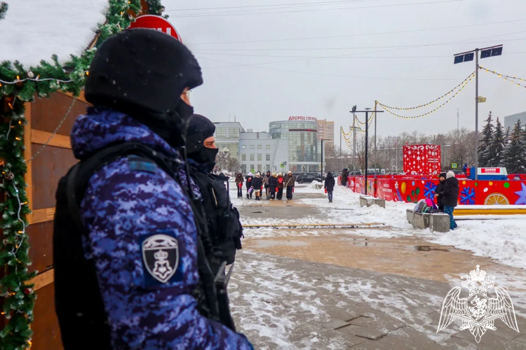 Порядка 1000 росгвардейцев совместно с представителями других силовых ведомств обеспечили общественную безопасность в период празднования Нового года в Подмосковье