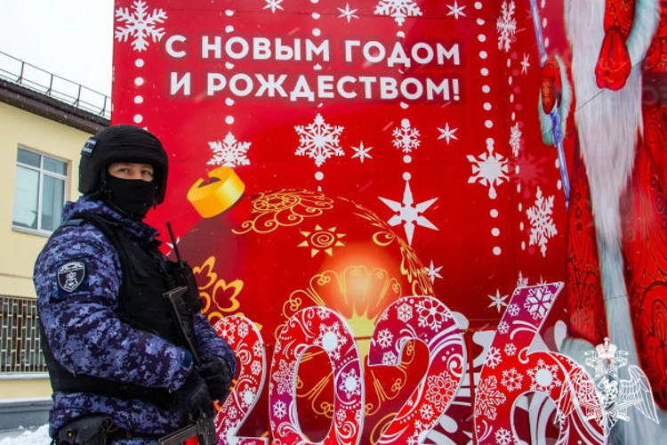 Порядка 1000 росгвардейцев совместно с представителями других силовых ведомств обеспечили общественную безопасность в период празднования Нового года в Подмосковье