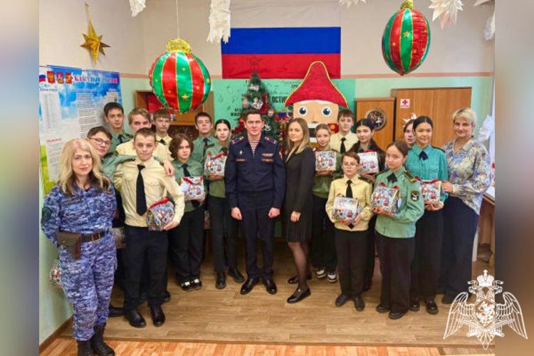 Росгвардейцы поздравили школьников с Новым годом и Рождеством в Подмосковье