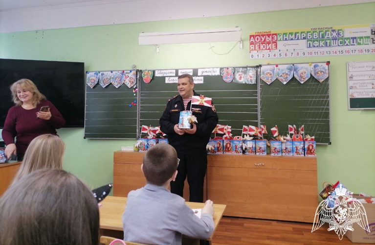 Росгвардейцы поздравили школьников с Новым годом и Рождеством в Подмосковье