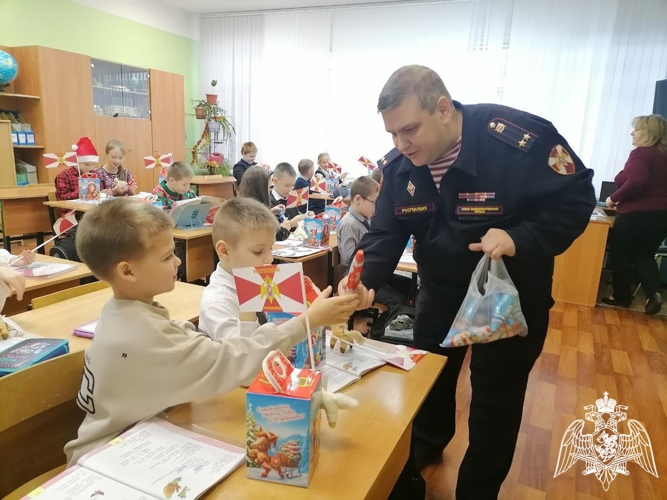 Росгвардейцы поздравили школьников с Новым годом и Рождеством в Подмосковье