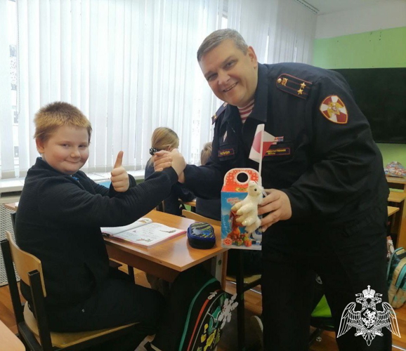 Росгвардейцы поздравили школьников с Новым годом и Рождеством в Подмосковье