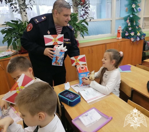 Росгвардейцы поздравили школьников с Новым годом и Рождеством в Подмосковье