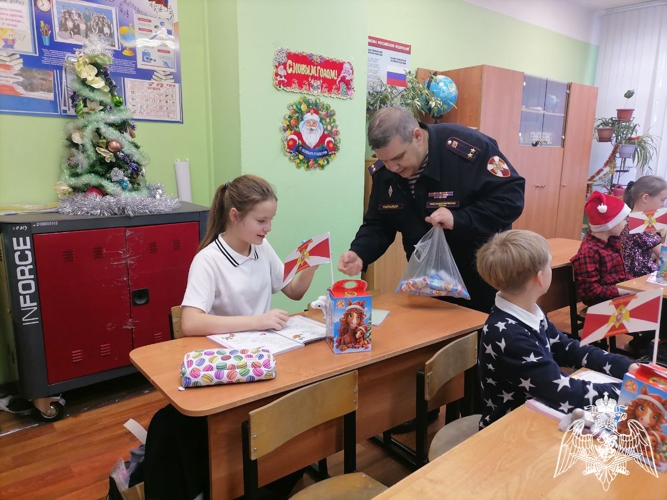 Росгвардейцы поздравили школьников с Новым годом и Рождеством в Подмосковье