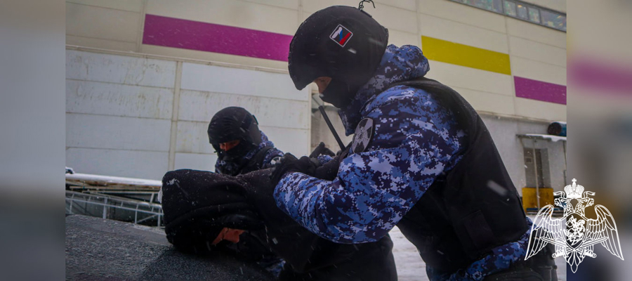 Сотрудники подмосковного главка Росгвардии провели учения по отработке действий при автоугоне и защите автовладельцев от агрессивных граждан (видео)