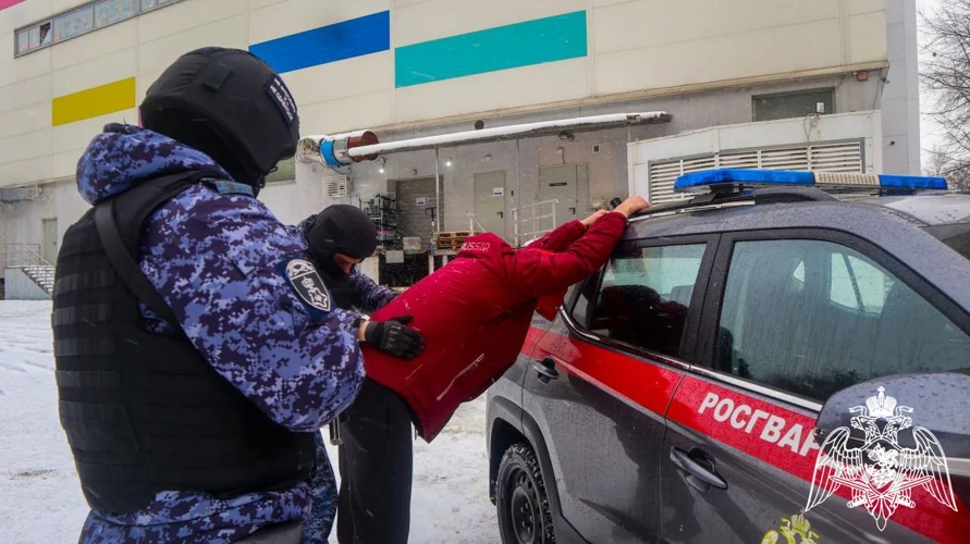 Сотрудники подмосковного главка Росгвардии провели учения по отработке действий при автоугоне и защите автовладельцев от агрессивных граждан (видео)