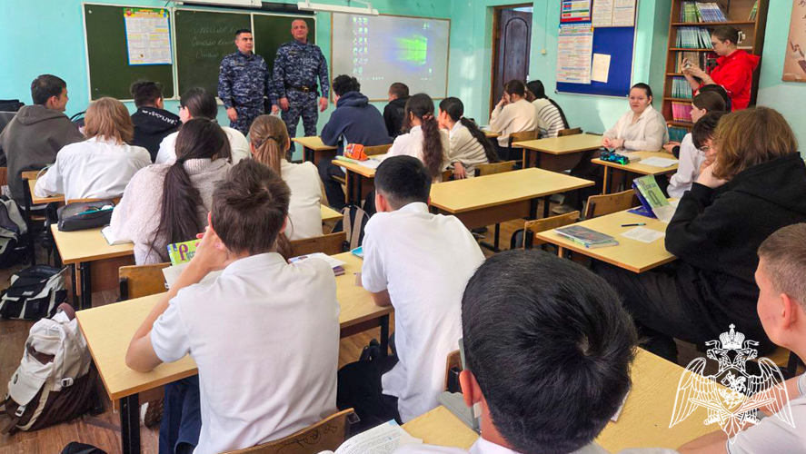 Сотрудники вневедомственной охраны рассказали школьникам о Росгвардии