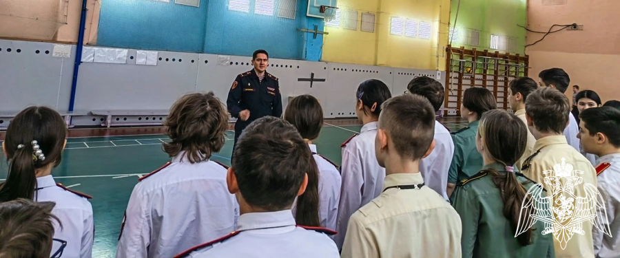 Офицер подмосковного главка Росгвардии провел занятия по строевой подготовке с кадетами подшефного класса 