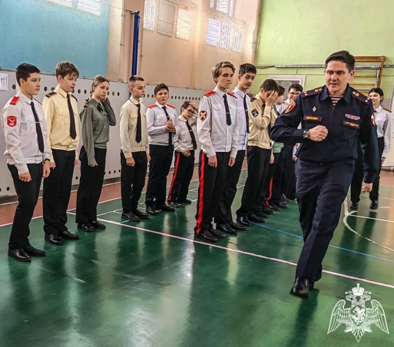 Офицер подмосковного главка Росгвардии провел занятия по строевой подготовке с кадетами подшефного класса 
