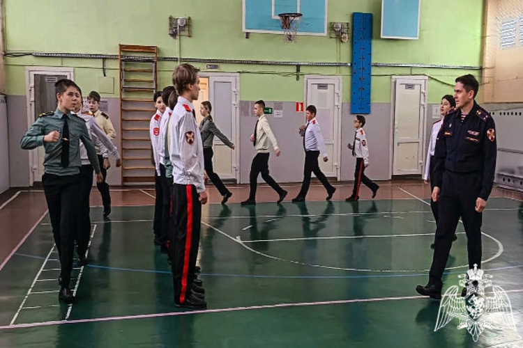 Офицер подмосковного главка Росгвардии провел занятия по строевой подготовке с кадетами подшефного класса 