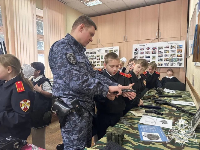 Сотрудники Росгвардии провели для кадет день открытых дверей в Подмосковье (видео)