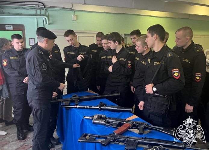 Сотрудники спецподразделения Росгвардии организовали выставку вооружения и экипировки в Подмосковье