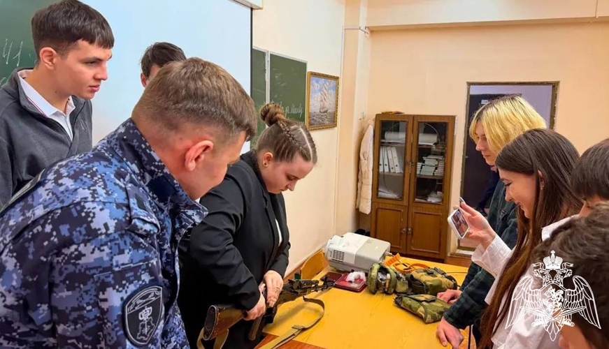 Сотрудник Росгвардии провел урок мужества для студентов в Подмосковье