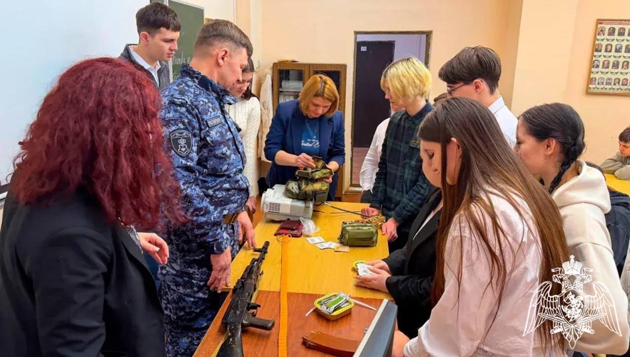 Сотрудник Росгвардии провел урок мужества для студентов в Подмосковье