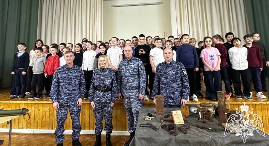 Росгвардейцы провели урок мужества для школьников в Подмосковье