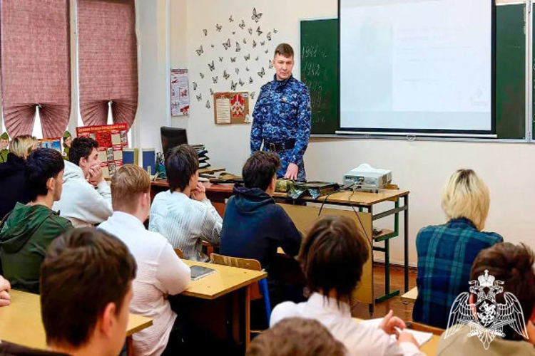 Сотрудник Росгвардии провел урок мужества для студентов в Подмосковье