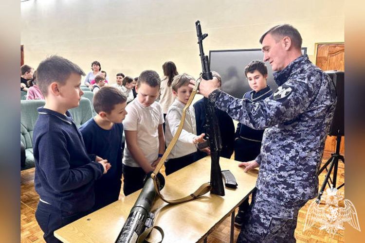 Росгвардейцы провели урок мужества для школьников в Подмосковье
