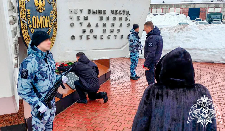 Бойцы спецподразделений подмосковного главка Росгвардии в Подмосковье почтили память павших товарищей