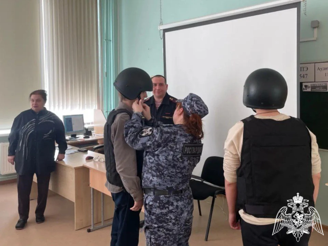 Росгвардейцы провели патриотические мероприятия в честь Дня воссоединения Крыма с Россией