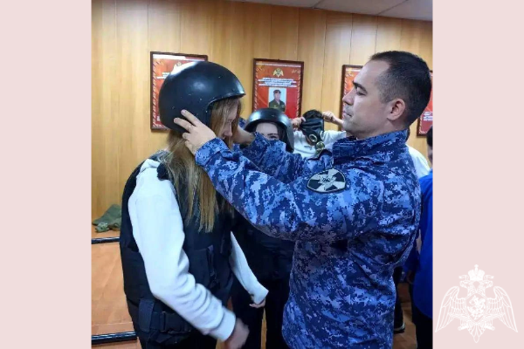Росгвардейцы провели урок мужества для школьников в Подмосковье