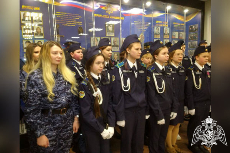 Сотрудники Росгвардии организовали экскурсию для кадетов в Подмосковье
