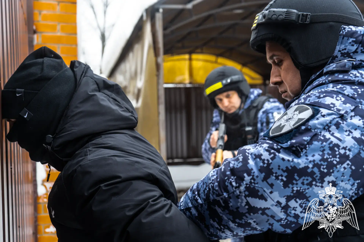 Росгвардейцы провели тактико-специальные учения на частном домовладении в Подмосковье (видео)