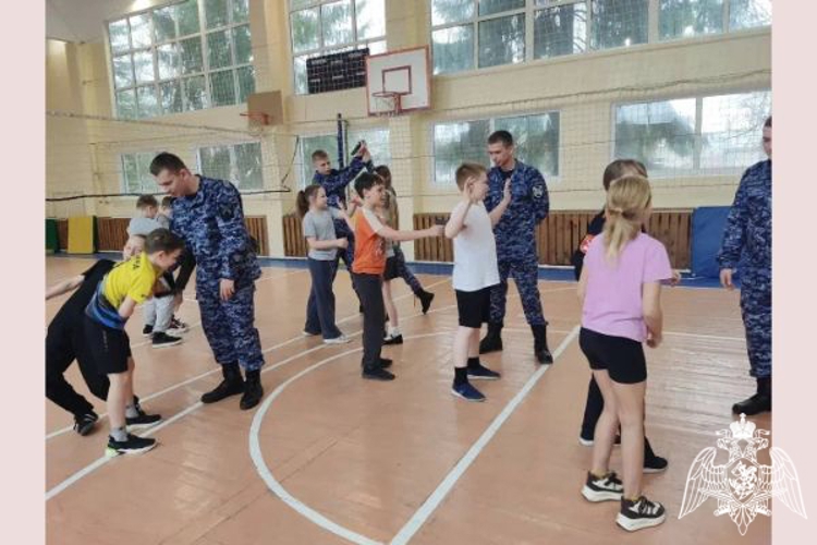 Росгвардейцы провели урок безопасности для учащихся подшефной школы в Подмосковье