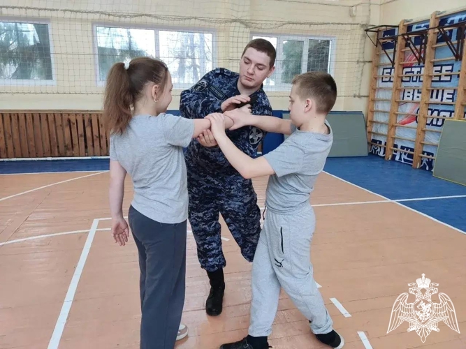Росгвардейцы провели урок безопасности для учащихся подшефной школы в Подмосковье