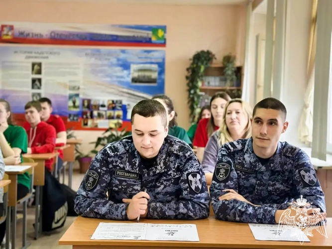В Подмосковье сотрудники Росгвардии и воспитанники подшефных кадетских классов приняли участие в «Диктанте Победы»