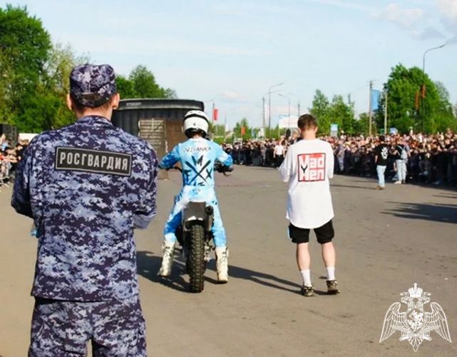 Росгвардейцы обеспечили безопасность показательного выступления команды по мотофристайлу FMX13 в Подмосковье