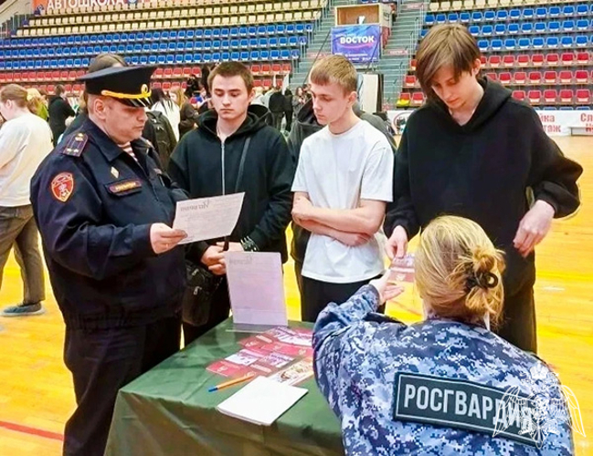 Росгвардейцы провели профориентационную встречу со студентами в Подмосковье